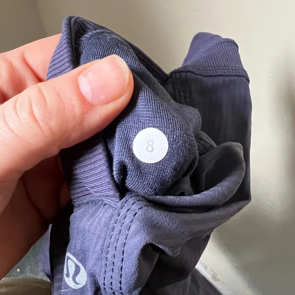 Lululemon Navy Mid rise Capri Dance Pants, size 8 - Picture 6 of 6